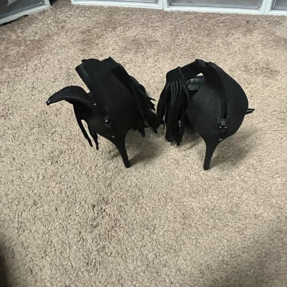 Shi by Journey’s Black Fringe Heels - Picture 3 of 6